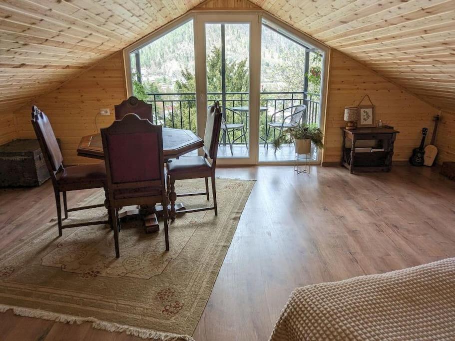 Апартаменты Unforgettable Attic With Balcony In Боржоми Экстерьер фото